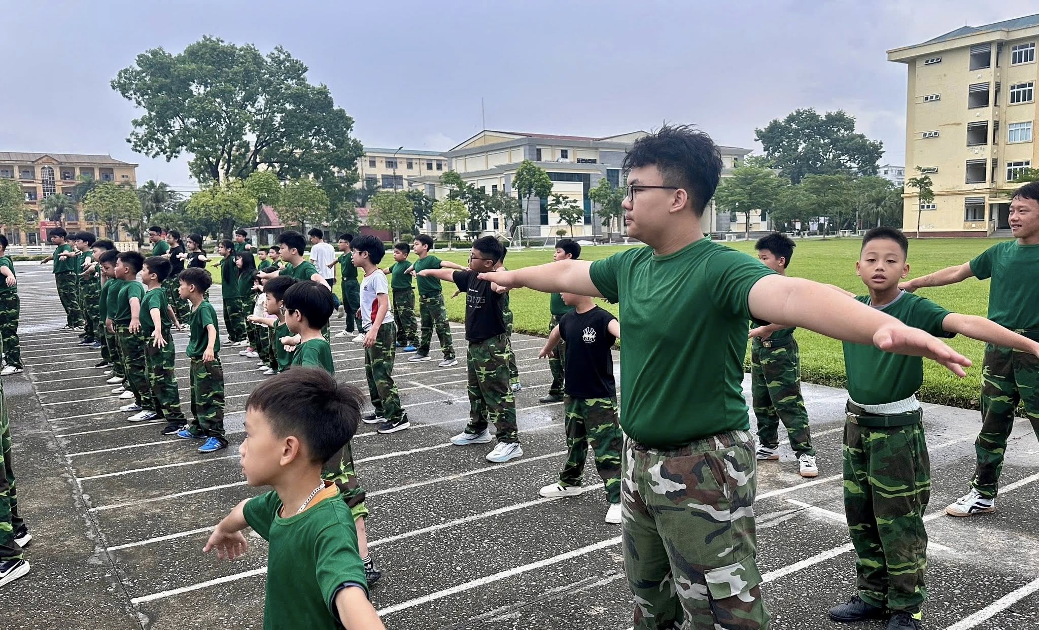 Chiến sĩ nhí xếp hàng